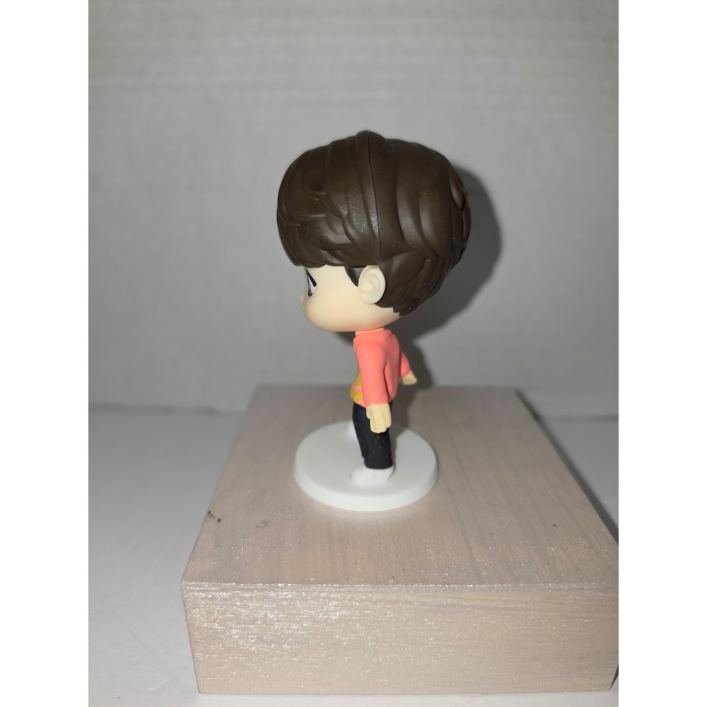 McDonald's TinyTAN x BTS 2025 Happy Meal Toy featuring SUGA Throwback - Picture 4 of 7